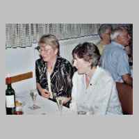 080-2290 15. Treffen vom 1.-3. September 2000 in Loehne - Mutter Charlotte Billib, geb. Kugland, mit Tochter Baerbel Lorenz.JPG